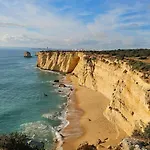 With Beautiful Sea Views, Pool & Spacious Gardens & Great For Remote Work فيريغودو