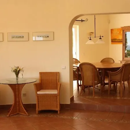 Вилла With Beautiful Views & Spacious Garden Феррагуду