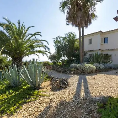 ヴィラ With Beautiful Views & Spacious Garden