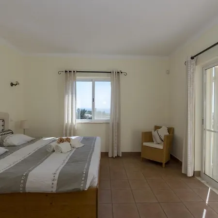 ヴィラ Family Friendly Sea View With Pool And Garden Sleeps 8 Adults And 2 Children
