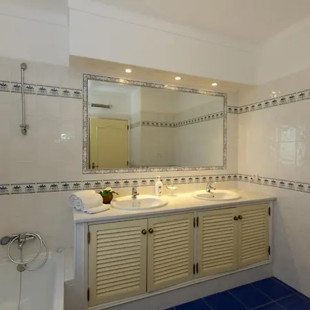 With Beautiful Views & Spacious Garden Βίλα Ferragudo (Faro)