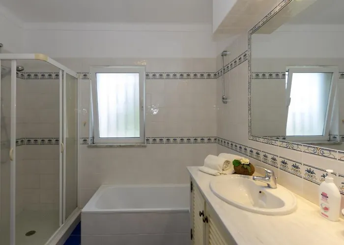 Villa With Beautiful Sea Views, Pool & Spacious Gardens & Great For Remote Work Ferragudo