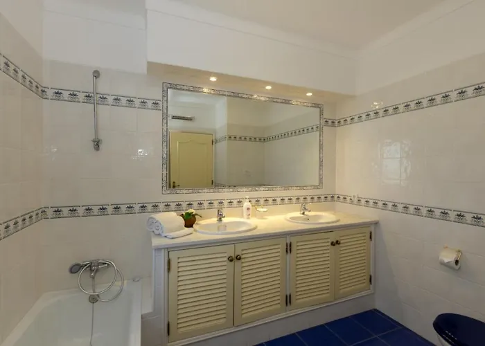 With Beautiful Views & Spacious Garden Villa Ferragudo (Faro)