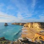 With Beautiful Sea Views, Pool & Spacious Gardens & Great For Remote Work 빌라