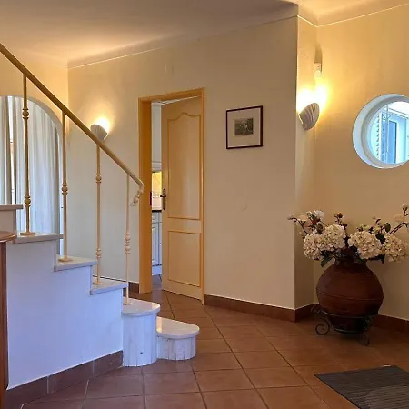 Family Friendly Sea View With Pool And Garden Sleeps 8 Adults And 2 Children 别墅