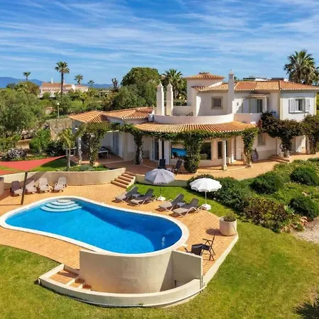 Family Friendly Sea View With Pool And Garden Sleeps 8 Adults And 2 Children 别墅 *