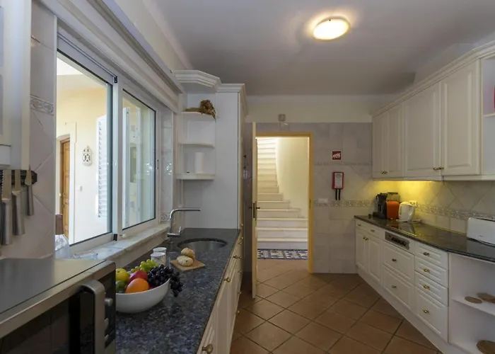 Villa Villa With Beautiful Sea Views, Pool & Spacious Gardens & Great For Remote Work *