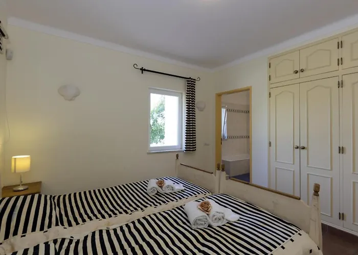 Villa Villa With Beautiful Sea Views, Pool & Spacious Gardens & Great For Remote Work