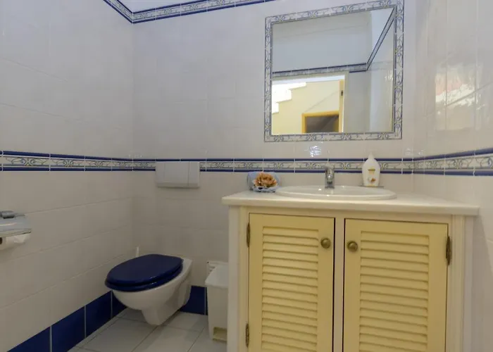 With Beautiful Views & Spacious Garden Villa Ferragudo (Faro)