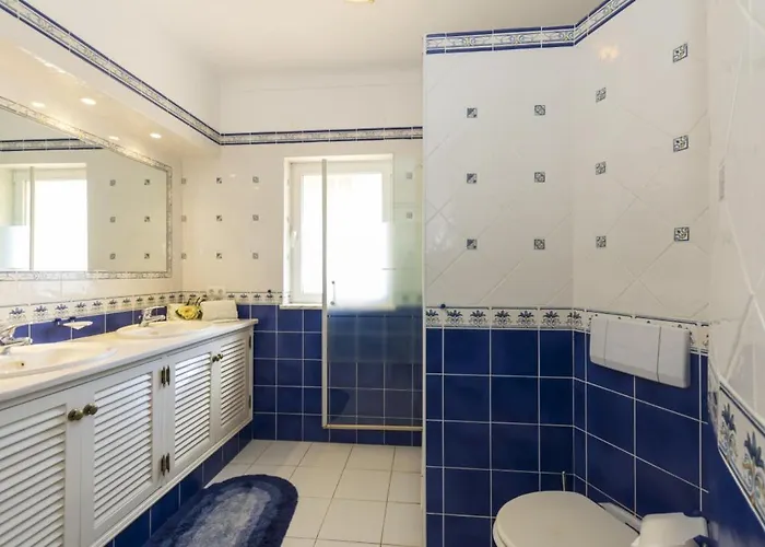 Villa Villa With Beautiful Sea Views, Pool & Spacious Gardens & Great For Remote Work *