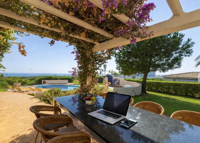 Villa Villa With Beautiful Sea Views, Pool & Spacious Gardens & Great For Remote Work