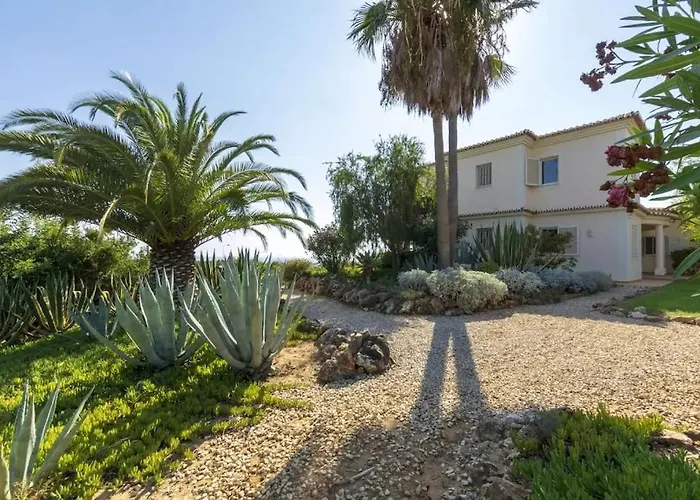 Villa Villa With Beautiful Sea Views, Pool & Spacious Gardens & Great For Remote Work