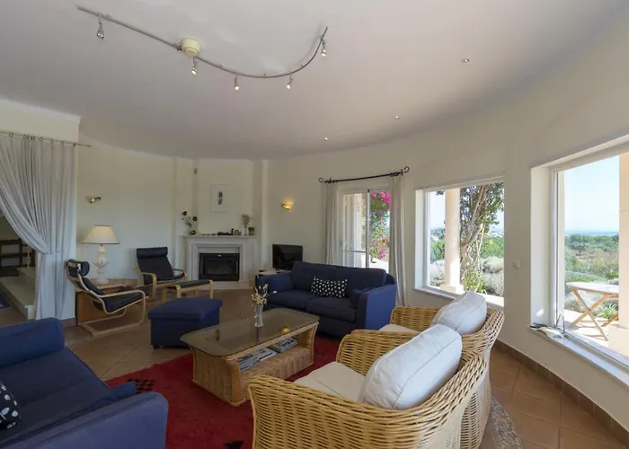 Villa With Beautiful Sea Views, Pool & Spacious Gardens & Great For Remote Work