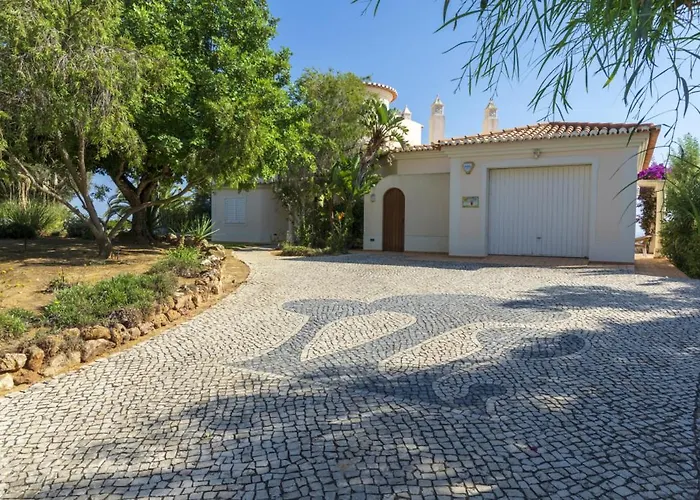 Villa With Beautiful Sea Views, Pool & Spacious Gardens & Great For Remote Work *